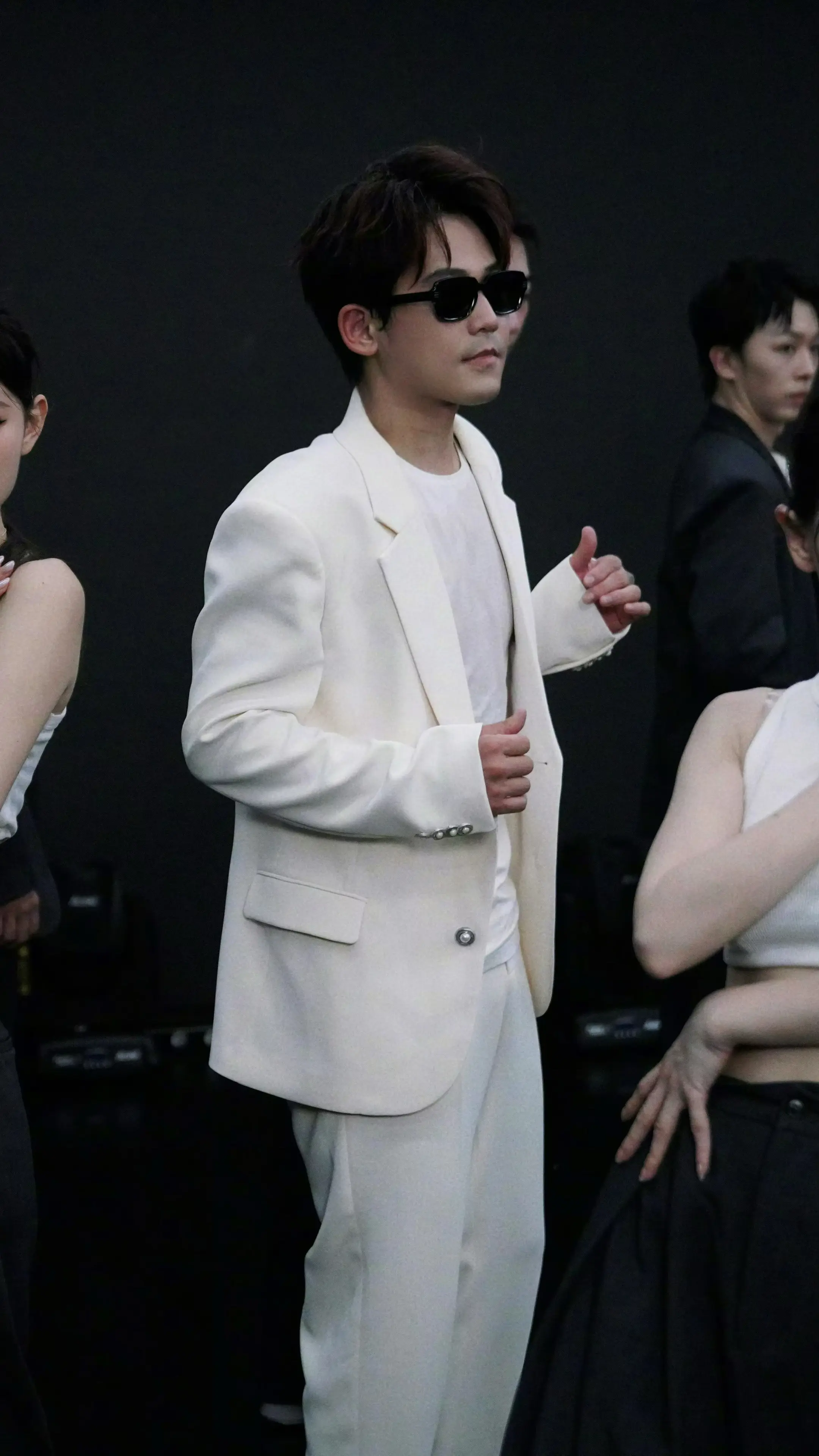 一张图就够体现苏醒的帅了。太帅了乖乖