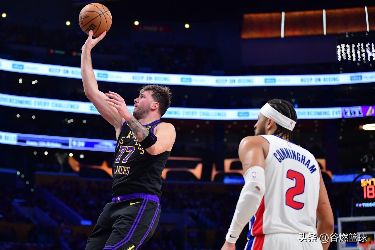 损失大了！今天NBA常规赛雷霆主场对阵湖人的强强对话颠荡起伏：雷霆队完全拿出了总