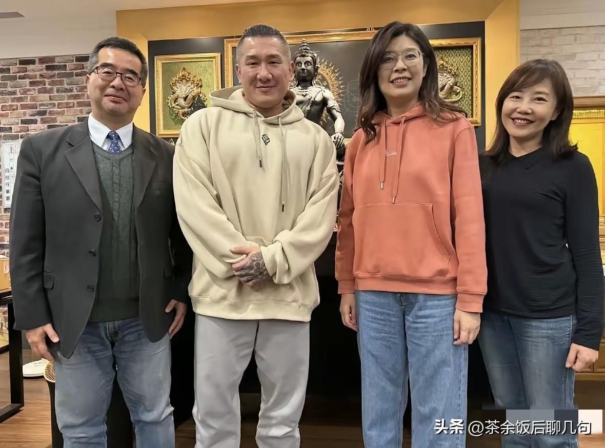 昨晚馆长邀请郑丽文、萧旭岑，以及即将上任的文传会副主委尹乃青三人共进晚餐。馆长希