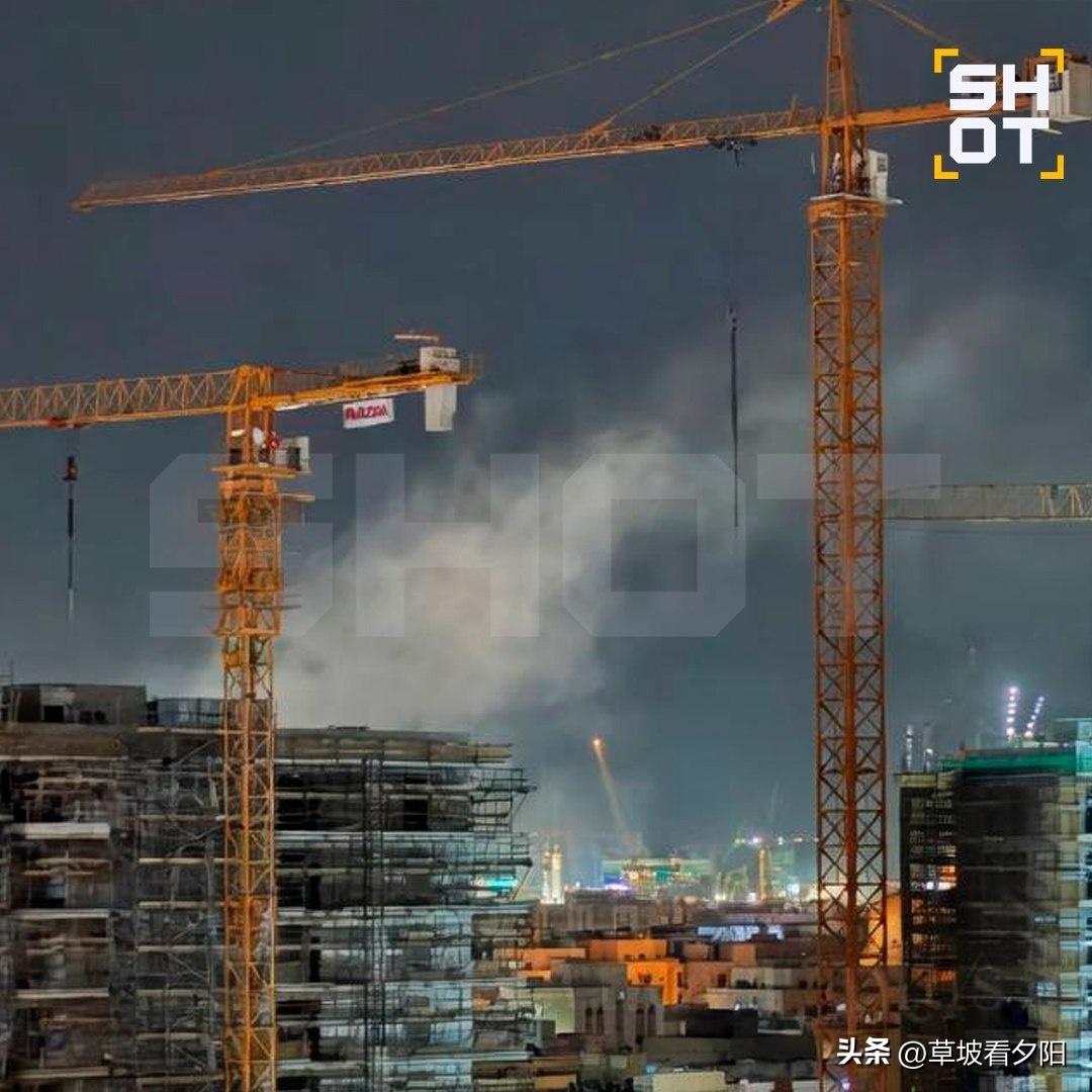 据俄罗斯媒体SHOT消息，迪拜朱美拉港区深夜发生剧烈爆炸，现场腾起浓密烟柱。多名