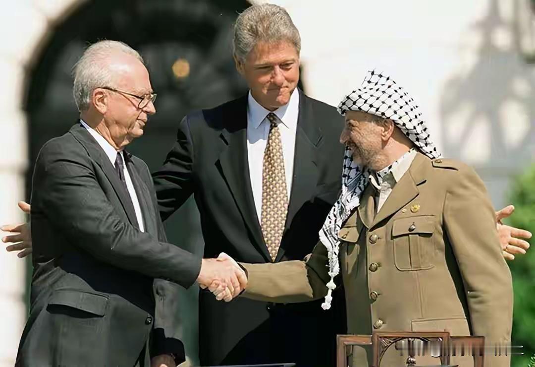 真是讽刺！依然在加沙！

今天，巴勒斯坦标志性人物阿拉法特的旧居被以色列炸毁！