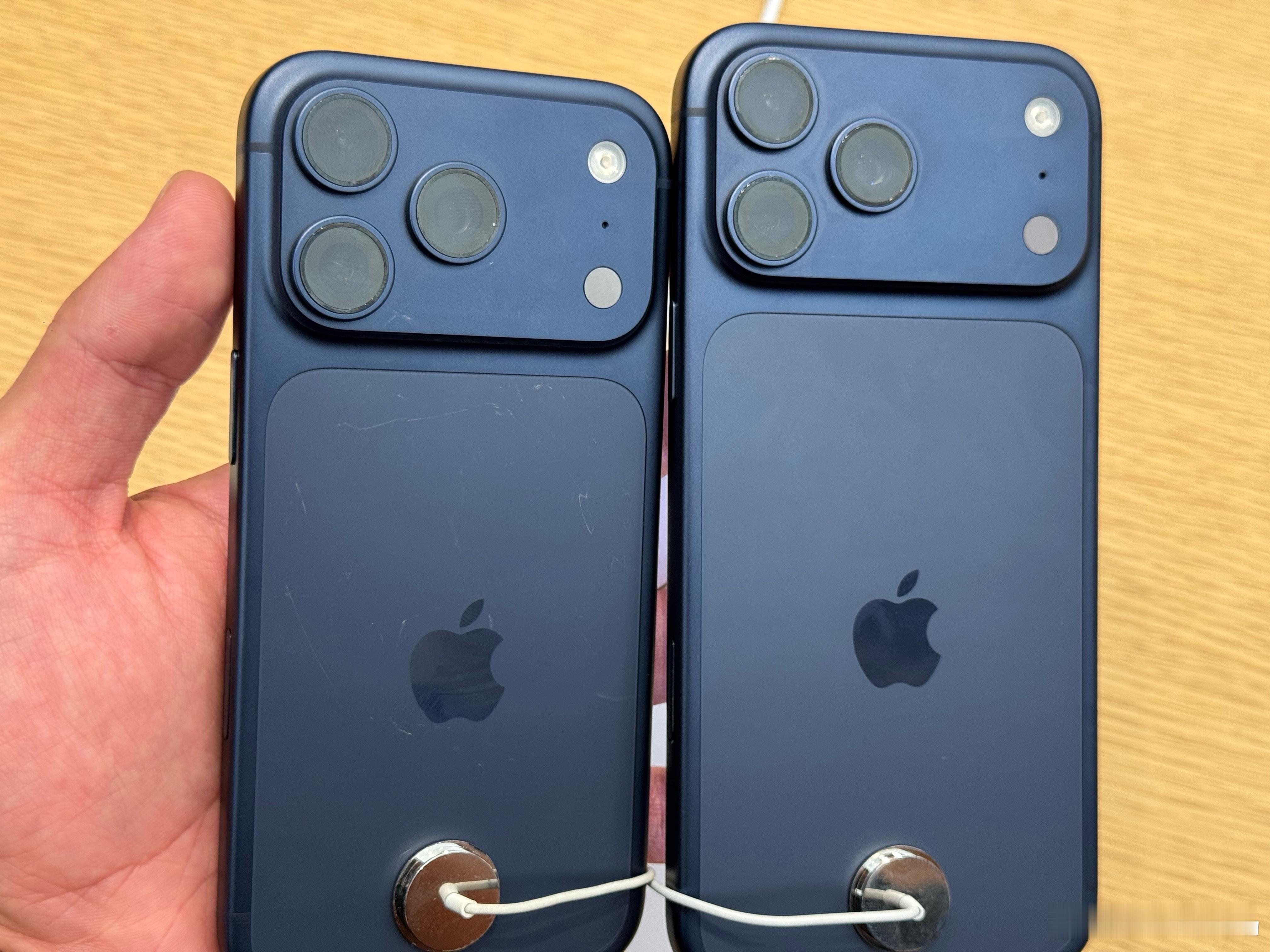 奇怪，店里有损耗的机器都是iPhone 17 Pro蓝色款，故意拿利器去刮伤它的