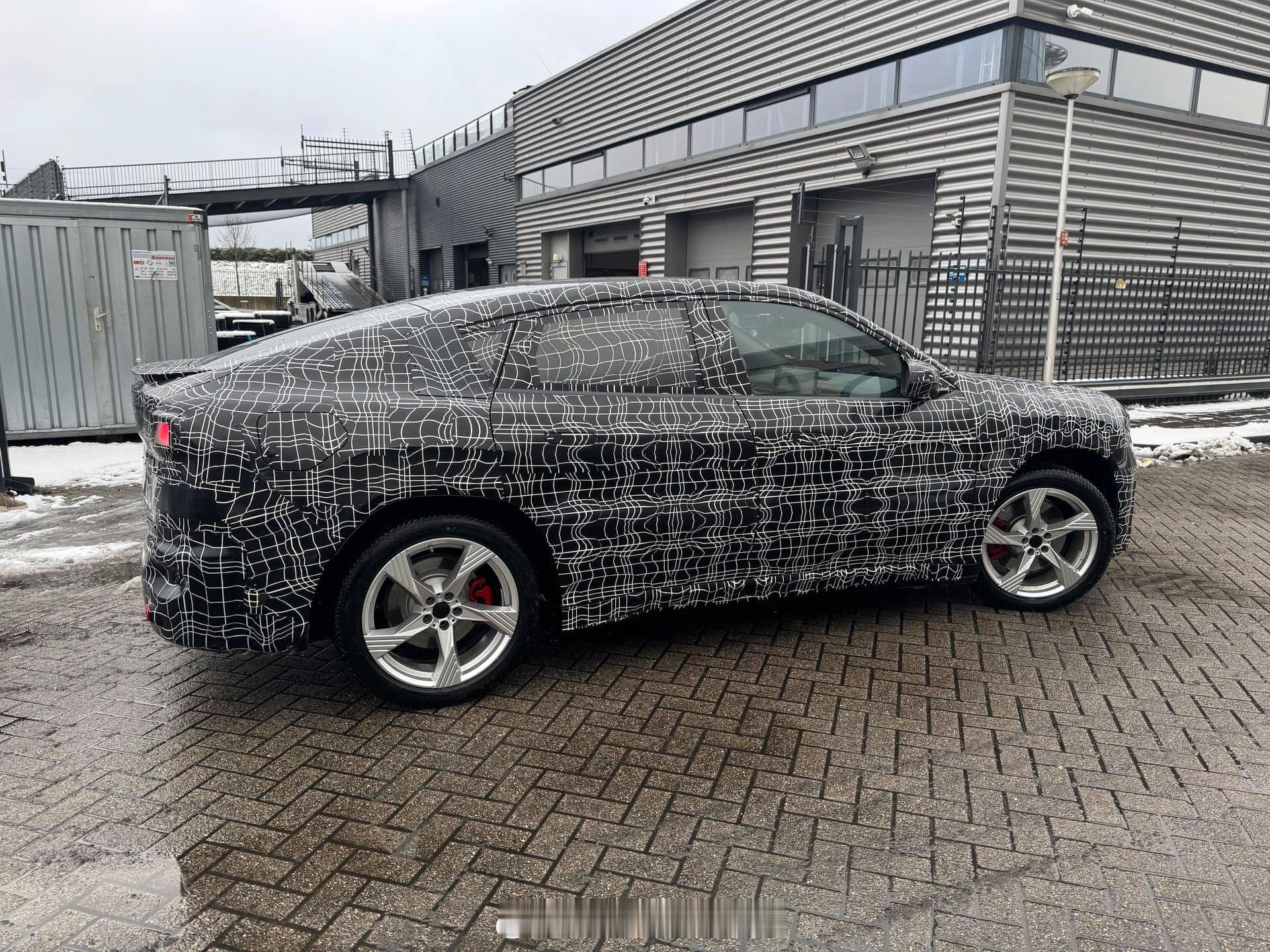 新世代的宝马NA7 iX4看小尾翼和第三刹车灯