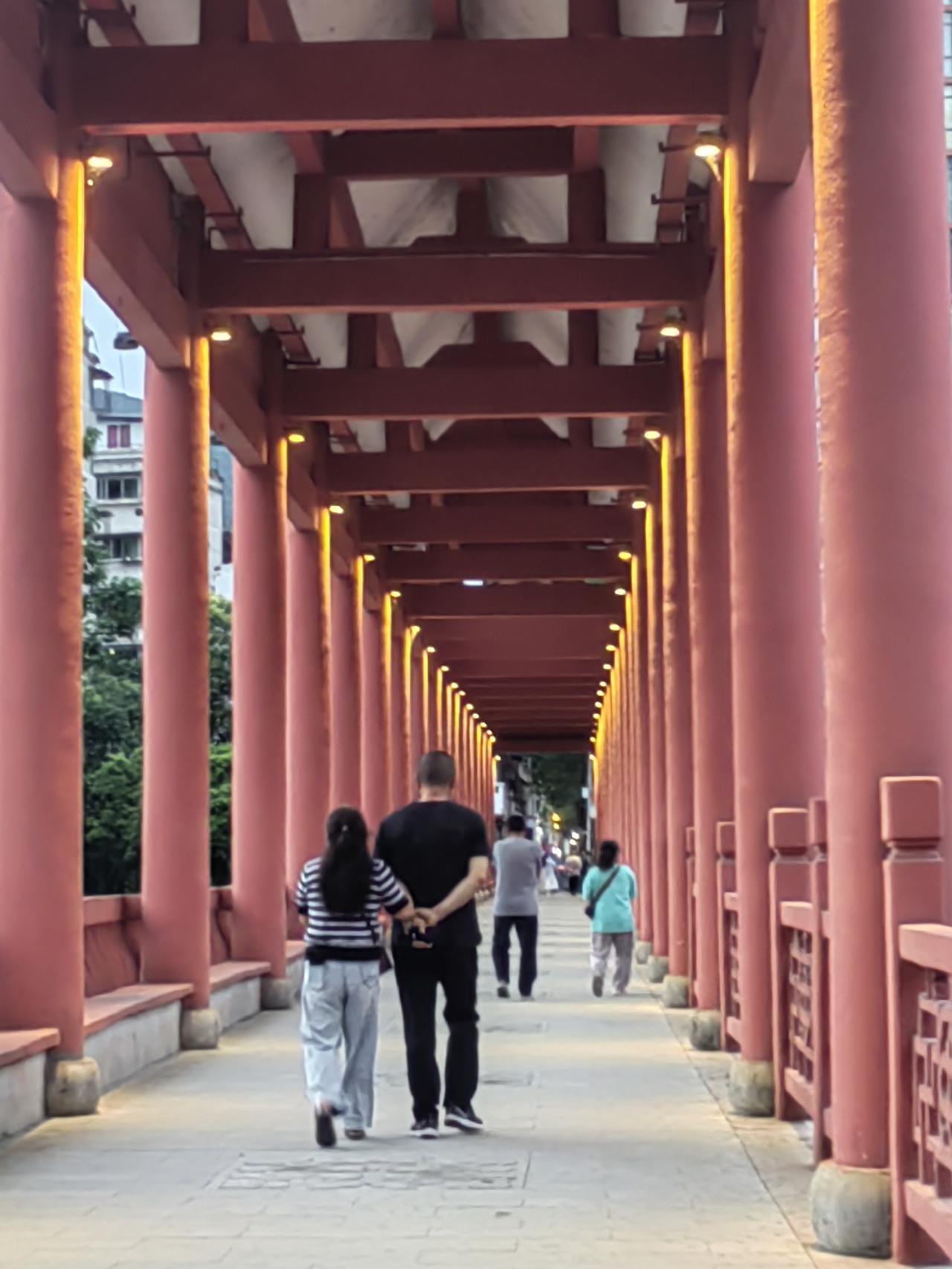 你有没有发现
许多男人的手机里
压根没有妻子和儿女的照片
或是视频
在他的朋友圈