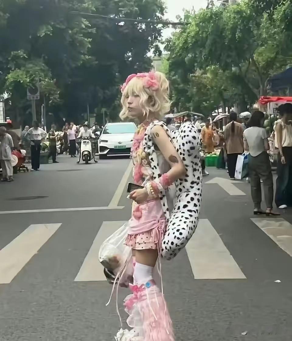 现在的女孩怎么会打扮成这样的呀？这样从家里出来父母能不知道吗？要么是单亲家庭，要