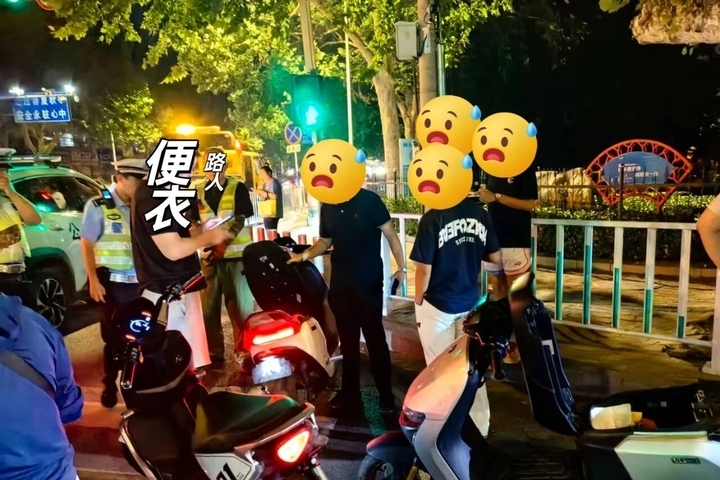 4名18岁男子无证驾驶“电摩”被查