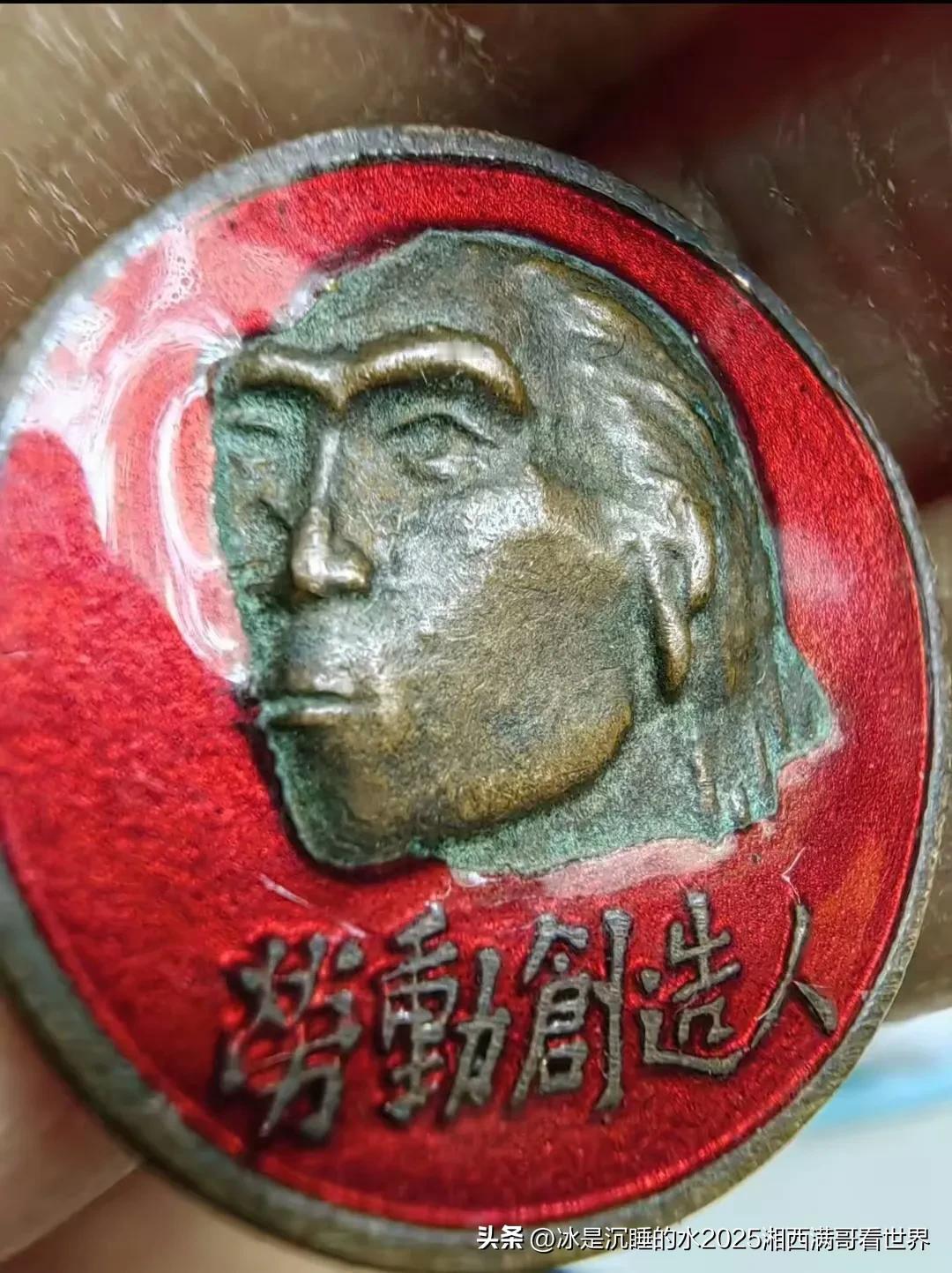 这个头像很酷，很面熟，就是想不起来是谁。哪位大神认识这个，请大声说出来，不胜感激