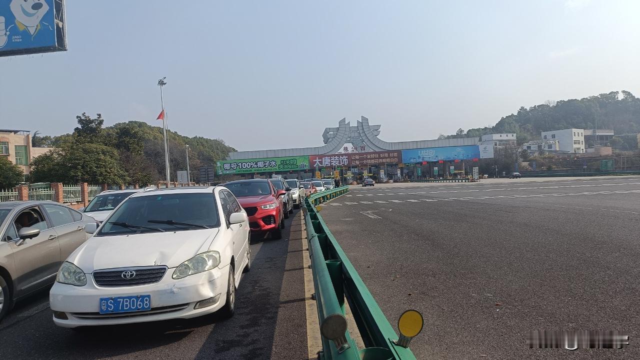 油价猛涨，开油车出行成本增加，电车在之前有各种不方便加上各种问题层出不穷。在油价