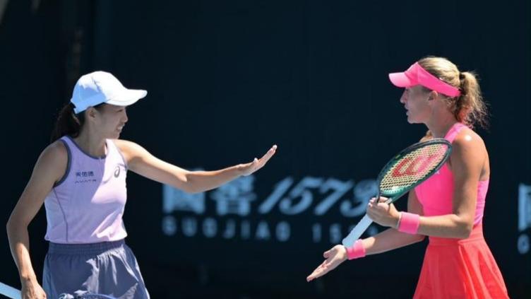 37岁的张帅，在1月31日的澳网女双赛场续写传奇。她与梅尔滕斯携手，历经鏖战以7