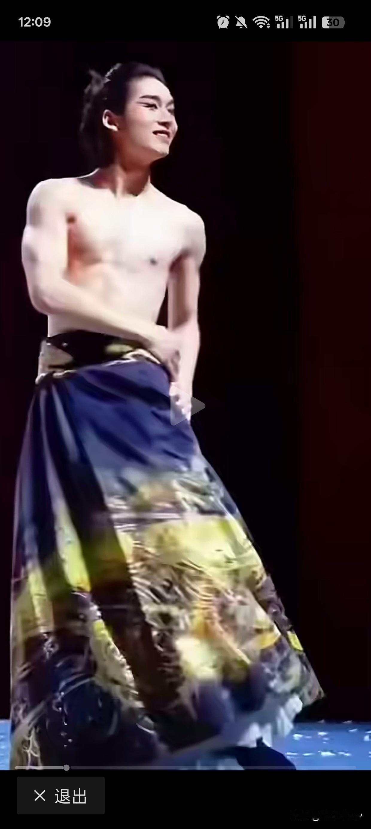 虽然我也喜欢看帅哥，但我很讨厌女人不让露男人随便露的年代。
短剧已经不找小姐姐了