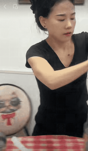 她努力工作的样子，真的很美！