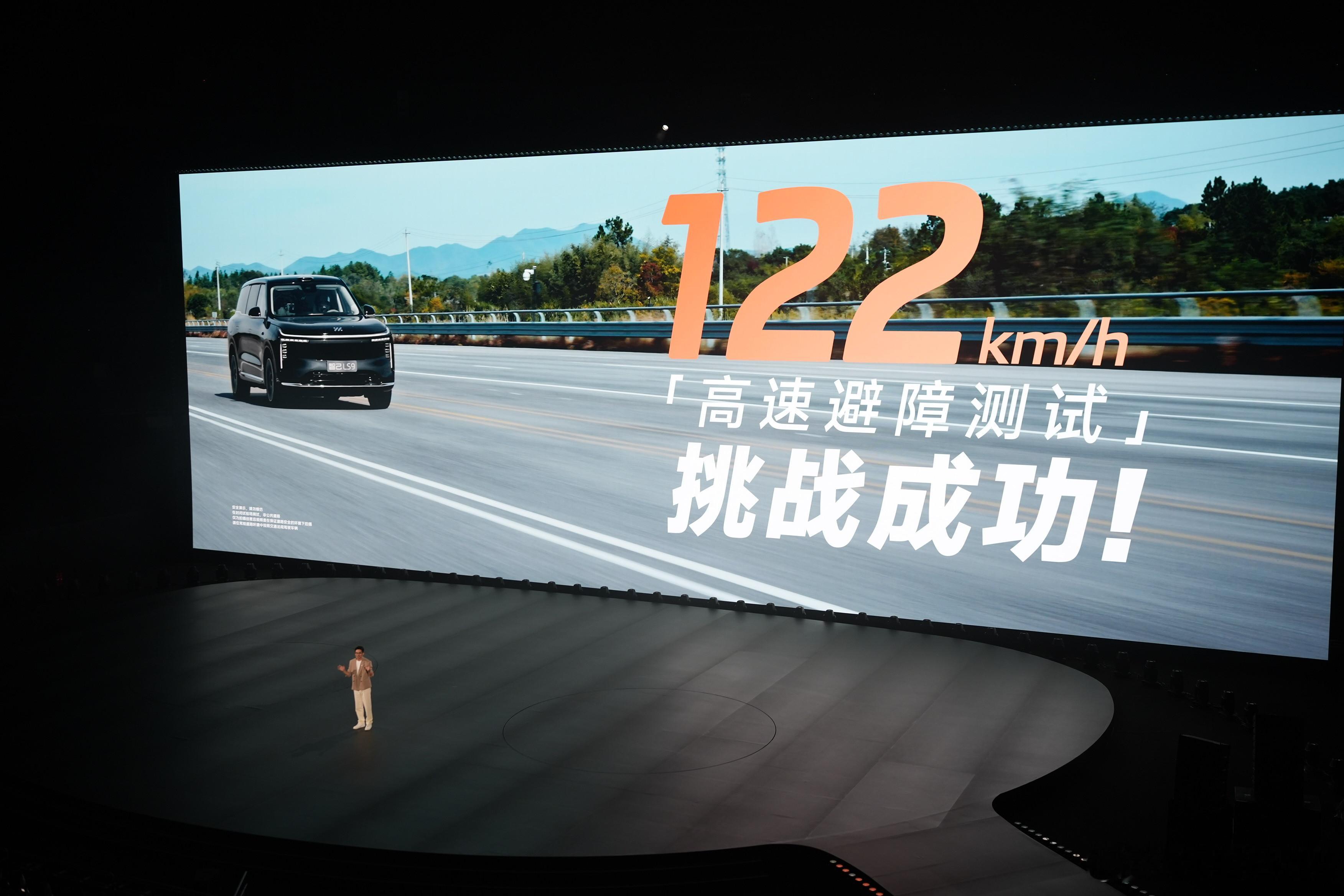 这次拍摄的时候比较心动的几个地方：1. 智己汽车与丹麦豪华音响品牌B&O为智己L