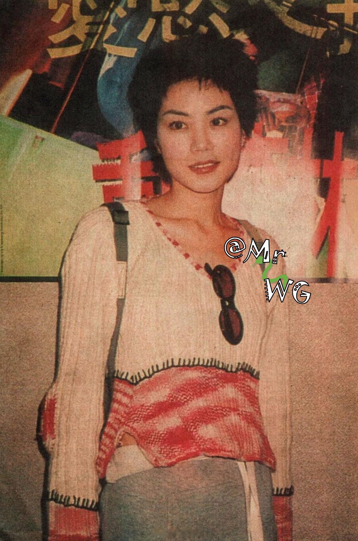 王菲独家扫描 窦靖童的短发造型，像不像妈妈——1994年，王菲王菲 在香港宣传【