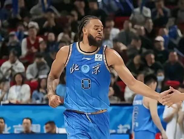 麦基这样的年龄了还能再cba内线大杀四方啊，真的足够说明了国内这些球员的综合能力