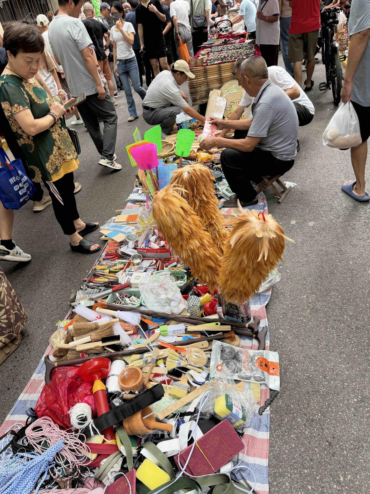前天上午，我逛西安档子，走到西仓西巷时，看到路中间，一家摊子上，售卖鸡毛掸子，不