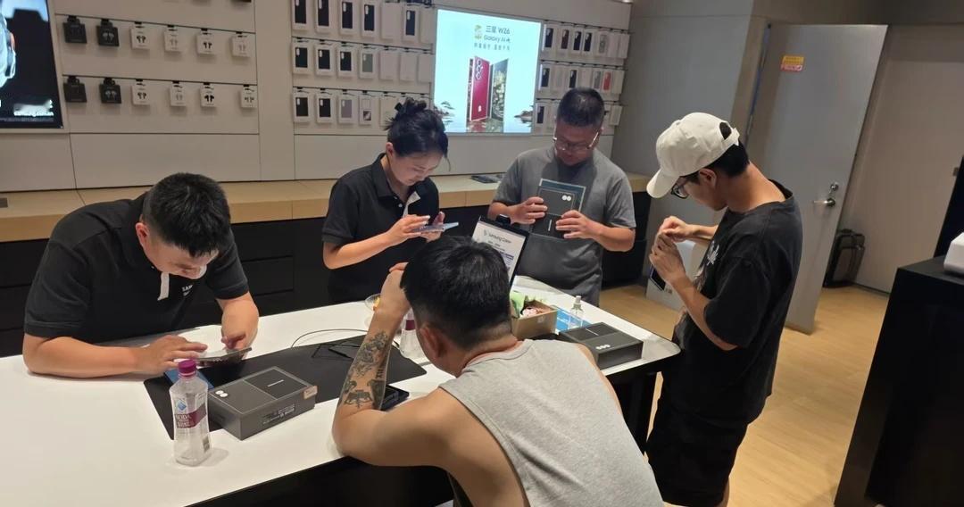 本来想着慢慢对比再入手 Fold 8 Ultra，线下店里到处都是取机的人，预约