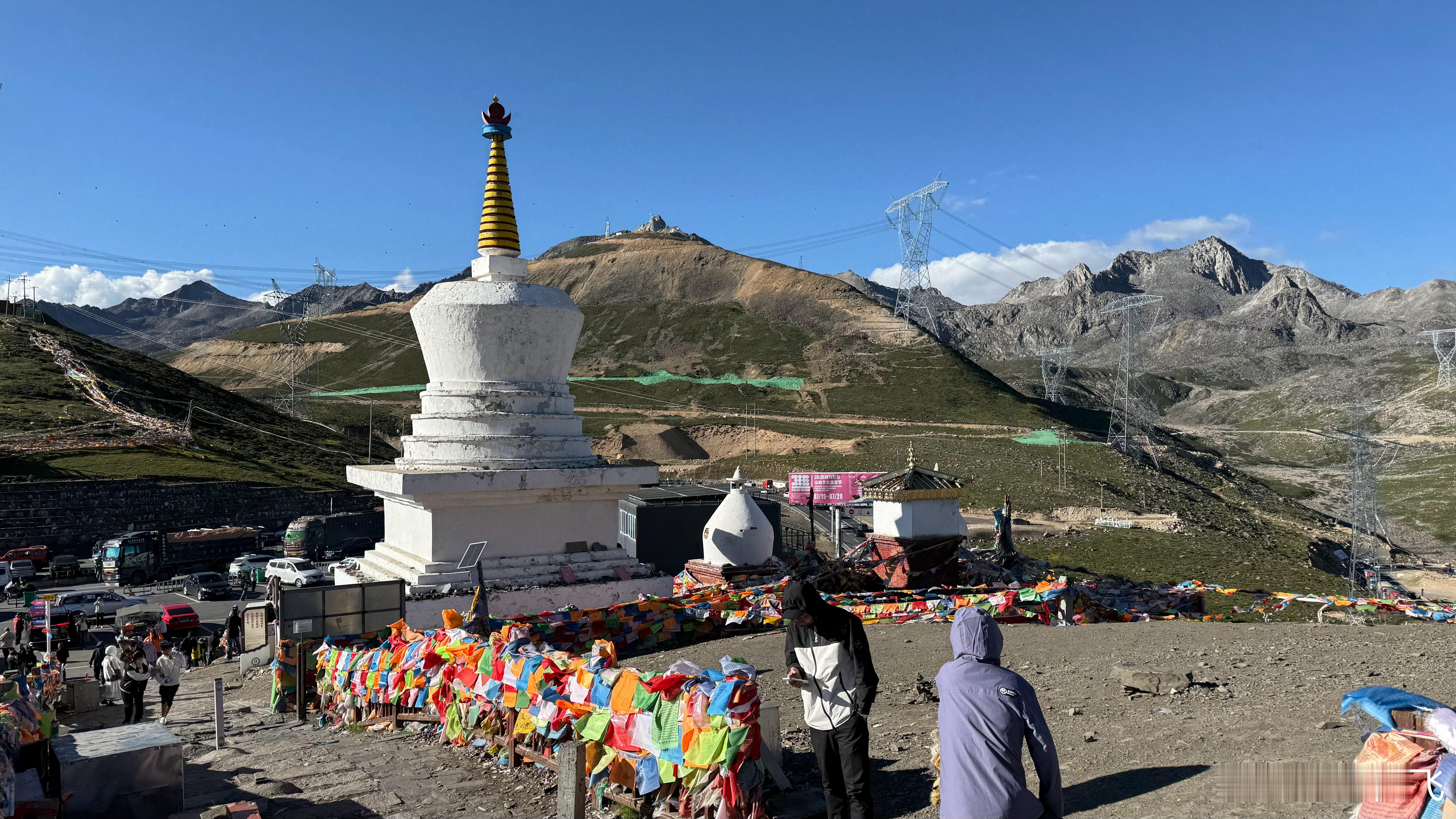 到折多山垭口了，海拔4300m，血氧84%山顶就不上去了，身体力行[doge] 
