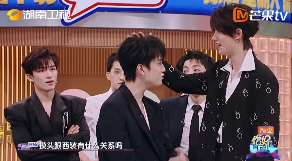丁程鑫是会轻声耳语的《你好星期六》的甜蜜暴击！敖子逸助力表演，丁程鑫轻声耳语的模