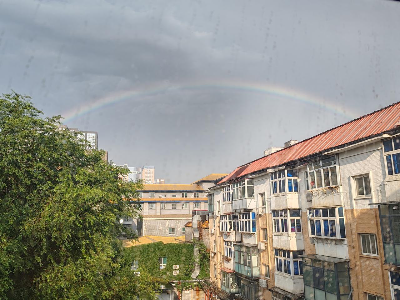 晒图笔记大赛美丽的彩虹。昨天一场大雨加冰雹之后，东窗一望一道美丽的彩虹悬于天际。