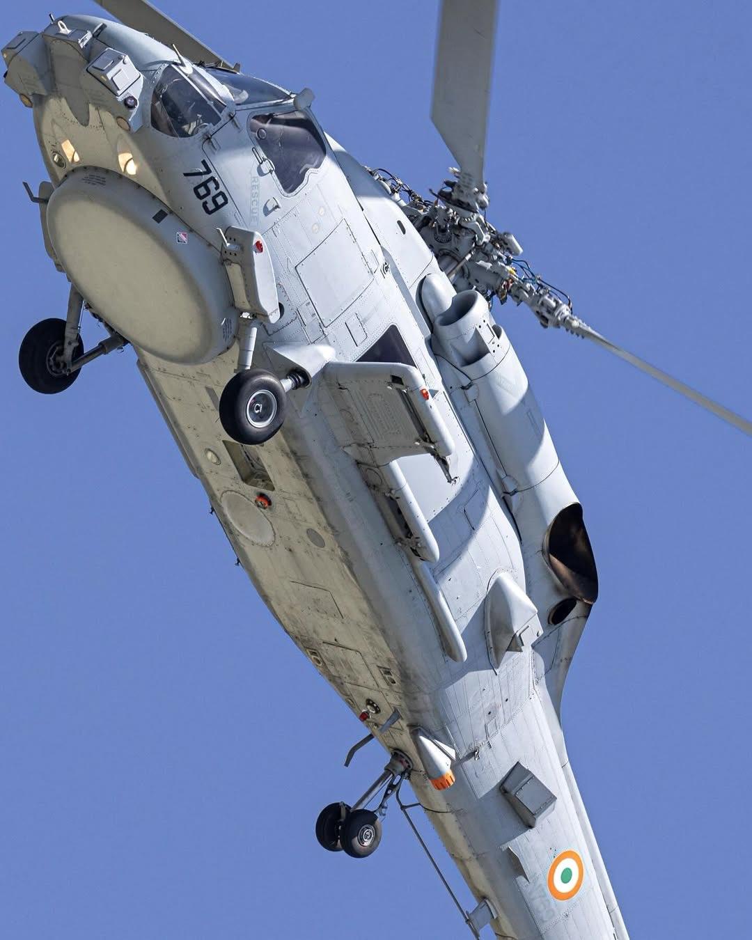 印度海军新飞行员正在接受 MH-60 最后一组的训练期间飞越加利福尼亚州圣地亚哥