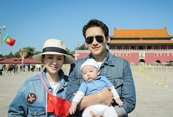 小酒窝还是小BB时，一家三口人就穿过蓝色牛仔亲子装，画面蓝色得很温馨。小酒窝当时
