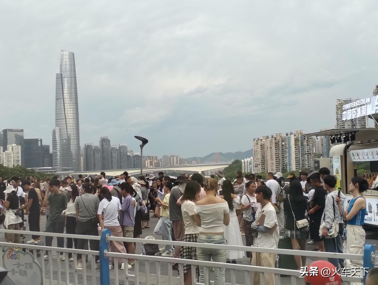 最近这些年因轨道穿楼而走红的李子坝成为很多来重庆游玩的人争相打卡的地方，坐车路过