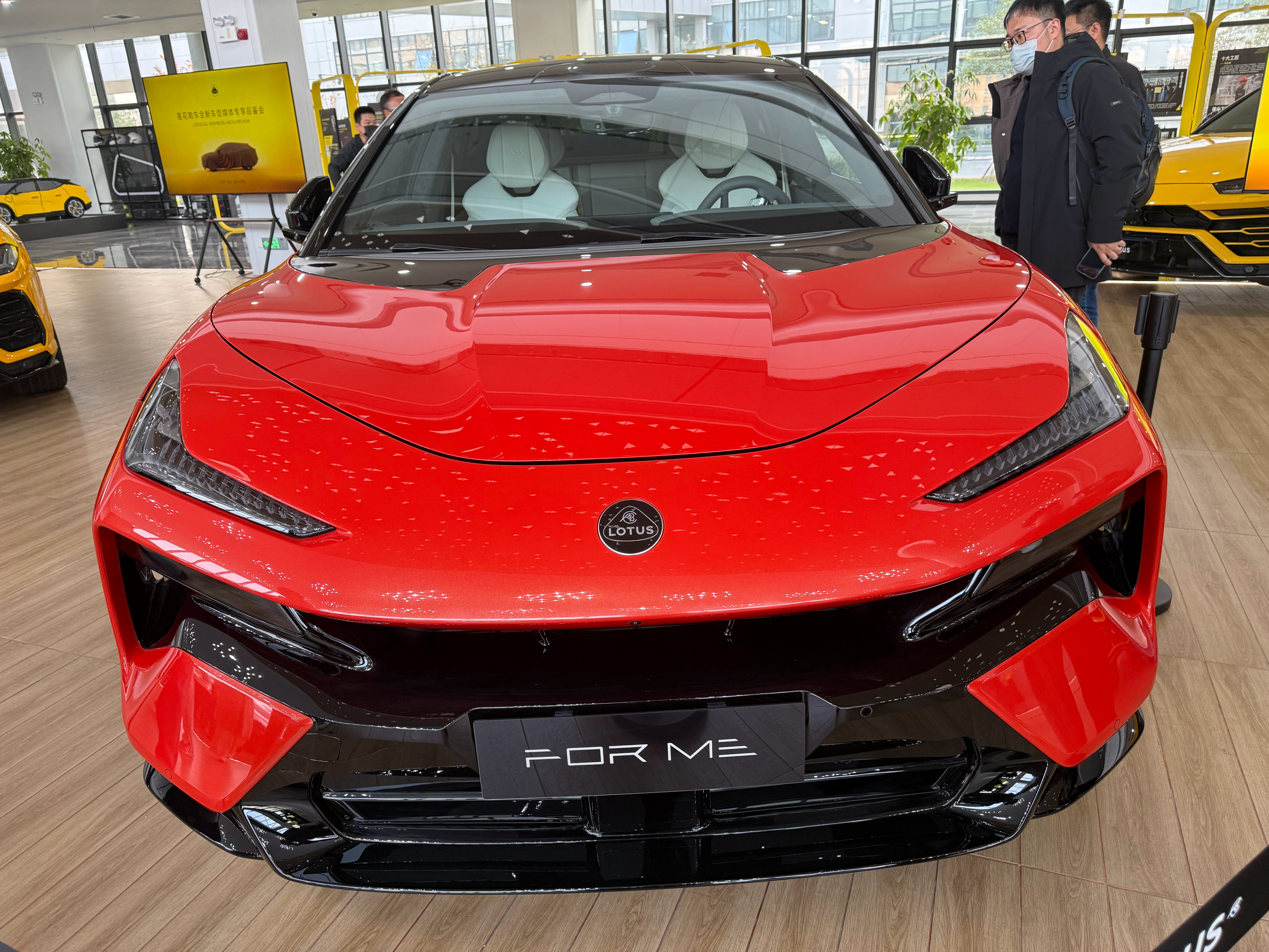 莲花FOR ME实车亮相了，插混SUV，纯电续航420公里。实车造型第一眼看的确