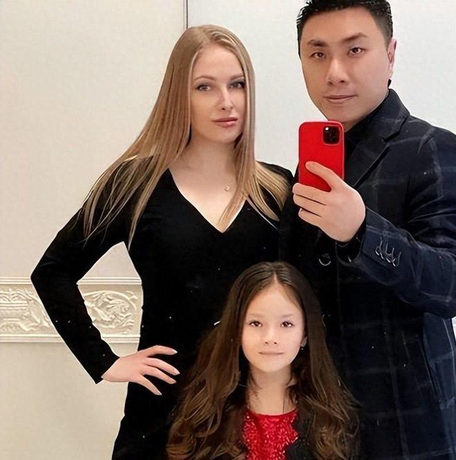 当年靠娶乌克兰娇妻爆火的河北小伙，结果结婚11年妻子出轨，女儿判归女方，这段曾轰
