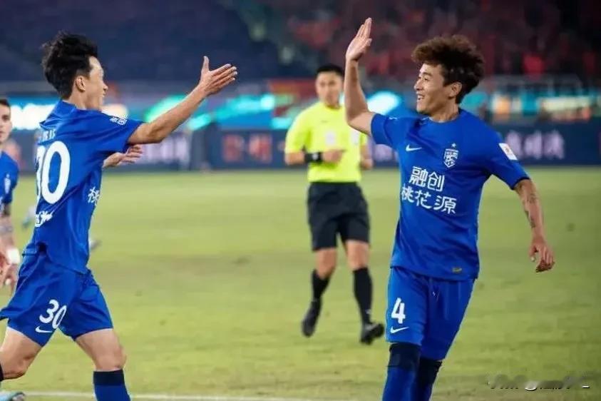 瓜分！武汉三镇秒变平民，大连人破产抛售，国内球员几条大鱼各有其主。
 高准翼→山