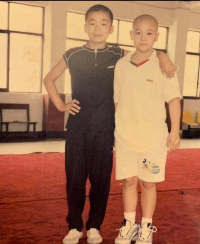 12岁的王宝强和8岁的释小龙，两人都是少林寺的俗家弟子 