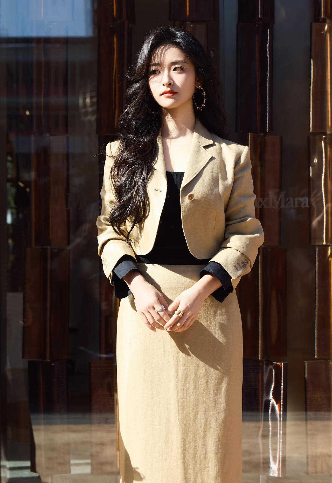 沈月红唇大波浪太合适啦[舔屏]