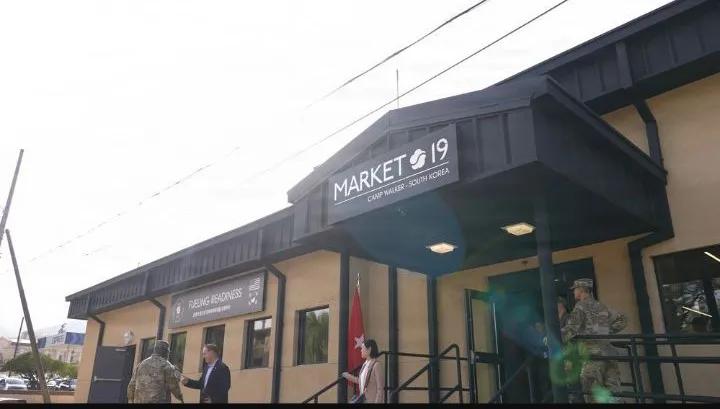 驻韩美军沃克营的士兵们在陆军首个自主厨房——Market 19内，尝试由机械臂准