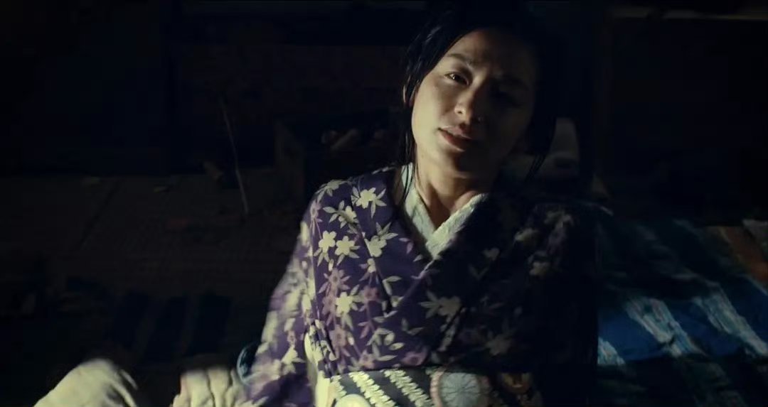 时代一片荒芜，唯有酒精与情爱《美好的危险丑闻》 (2018) ​​​ d ​​​
