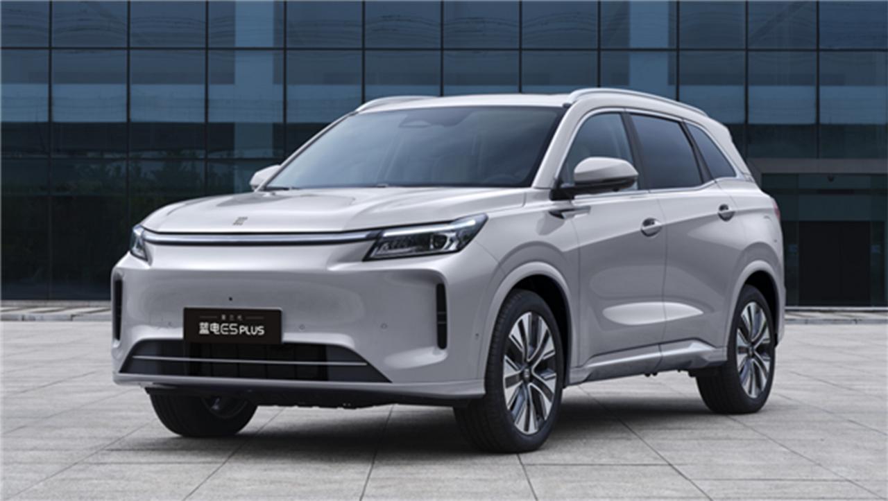 【车内能泡茶！第三代蓝电E5 PLUS上市，限时售价11.98万】12月3日，汽