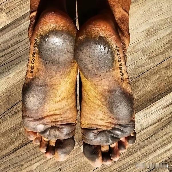 普通人穿鞋的历史不超过200年。
红军时期，穿的草鞋都是自己打的，这除了红军的后