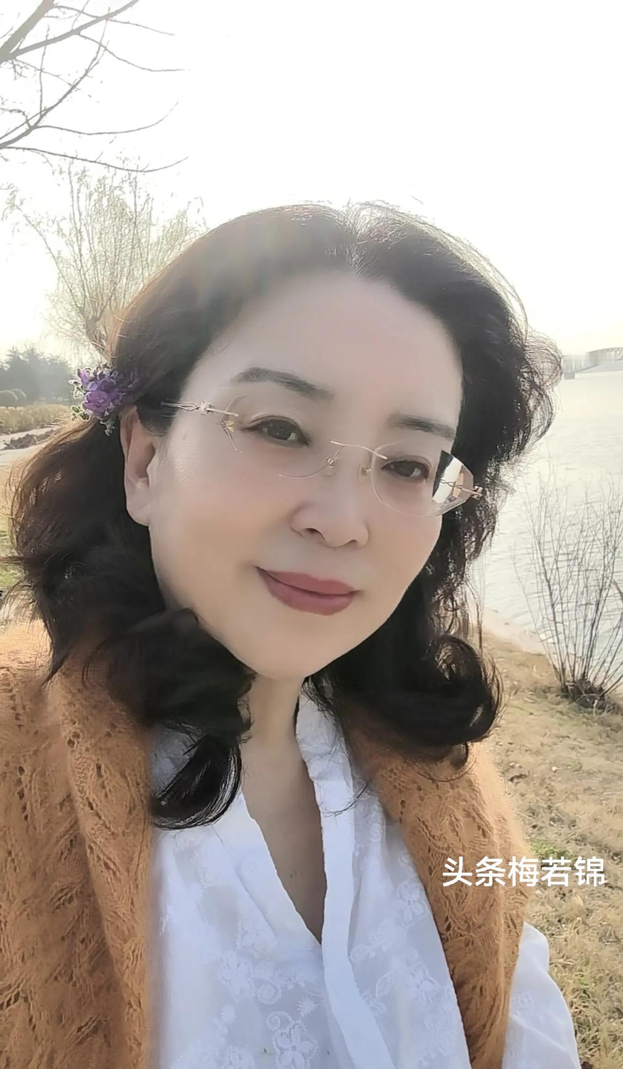 撷一枝花别在耳后，我就拥有了整个春天。心若向阳，处处皆是风景！