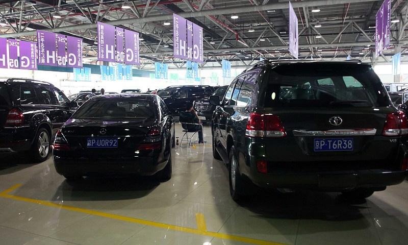 二手豪车为啥卖不动了？

以前二手豪车，好多人就图个便宜去买。可现在新车优惠力度