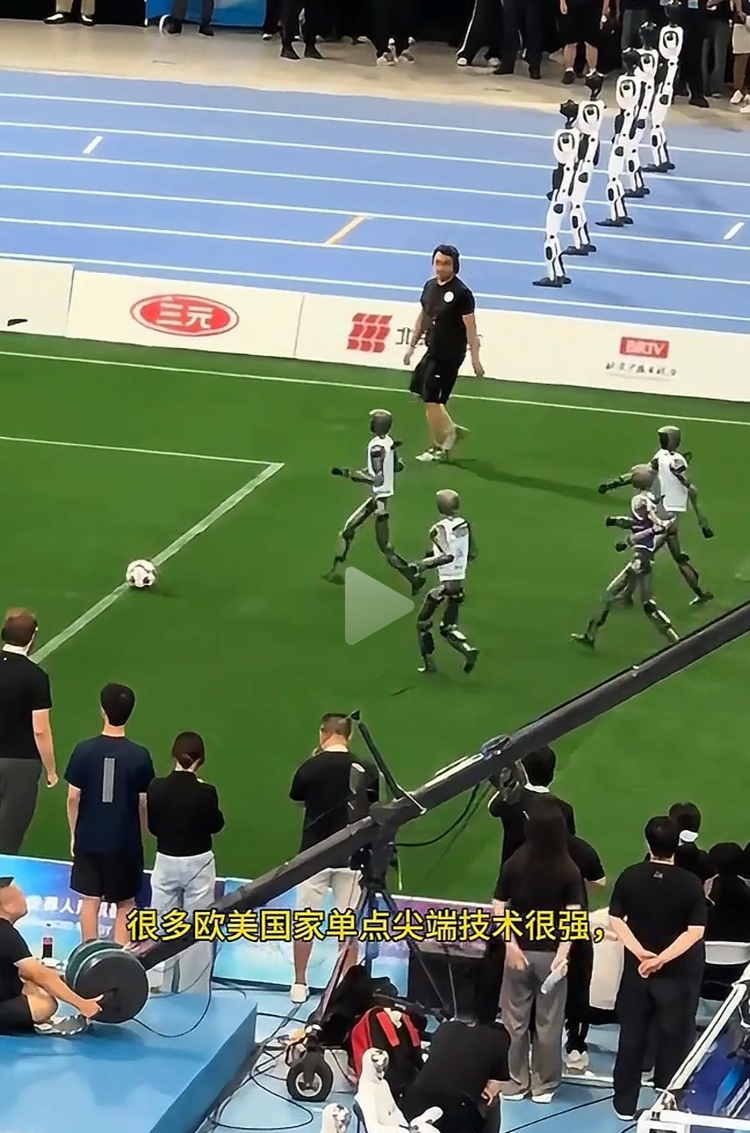 我看到了中国队勇夺世界杯的希望！
虽然我们真人现在踢足球⚽不行，但是要是换成机器