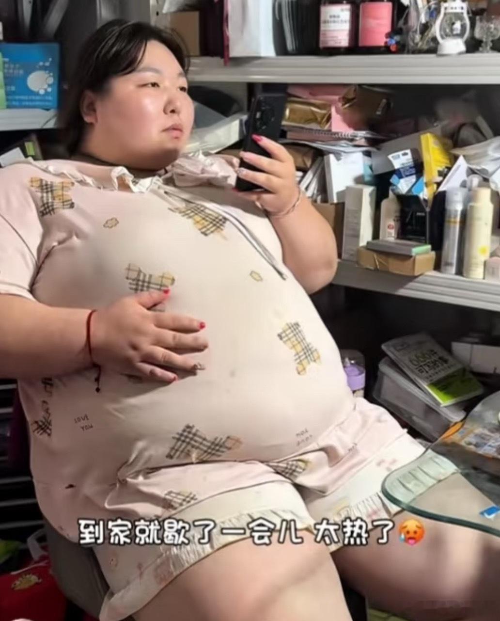 每次看到小瑶都会震惊，比良子还要夸张了，她现在的脸真的很像我小时候吹气球，越吹皮