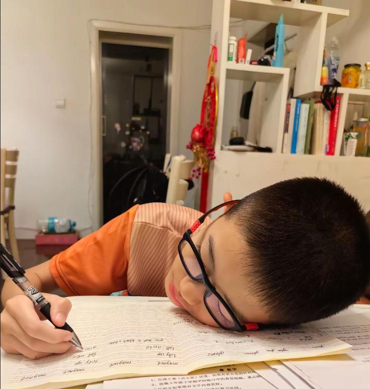 别叫醒她！初三女儿深夜累晕在床上，我当9年老师第一次吼家长：你是在害命！
昨晚1