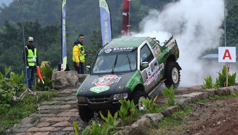 在江苏举办的「2026中国南通汽车场地越野赛」发生事故，一辆车辆失控，致使14人