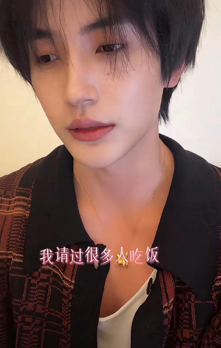 张翅回应请粉丝吃饭，不存在特殊用意

刚开始他没什么钱，就会请几个朋友到家里吃饭