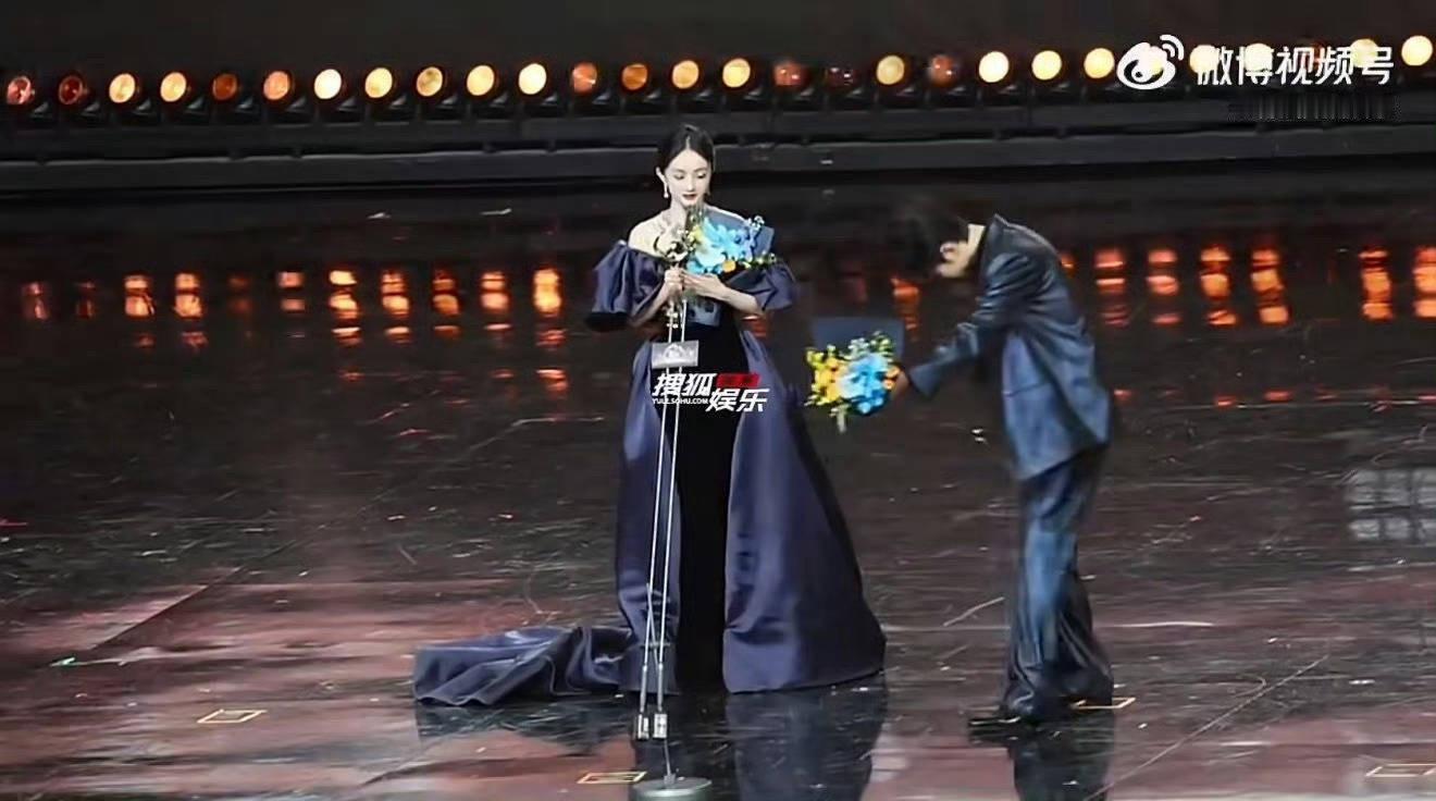 右边这个鞠躬的是who杨幂微博QUEEN