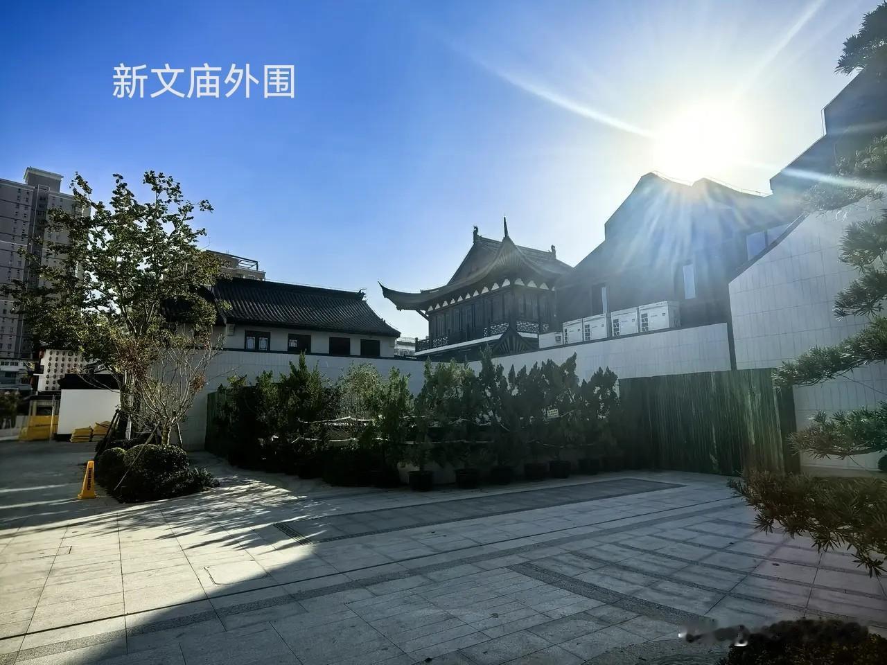 今日的文庙，里头还在装修呢，
盼星星盼月亮，就等它对公众开放那一天——还要等！