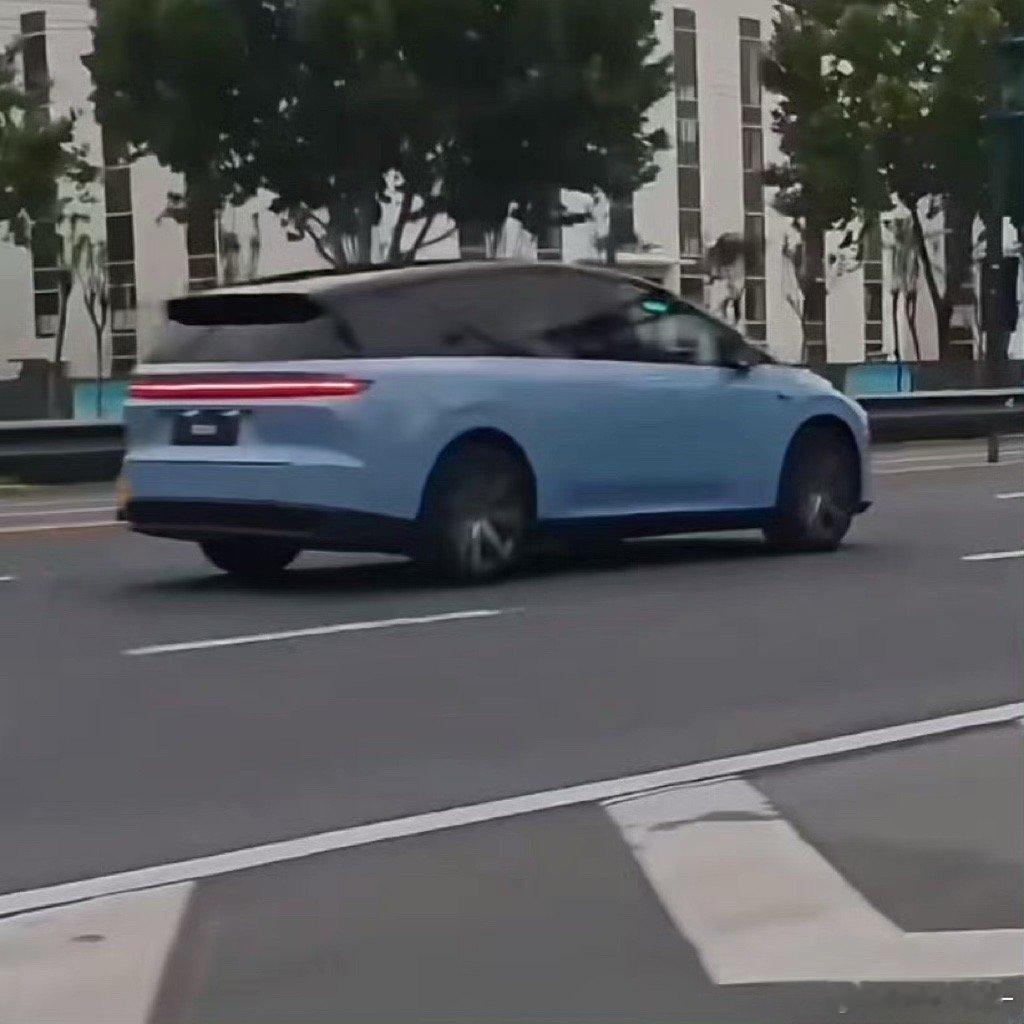 汽车[超话]  网友拍到的Babyblue色和白色理想i8，其他颜色可以参考理想