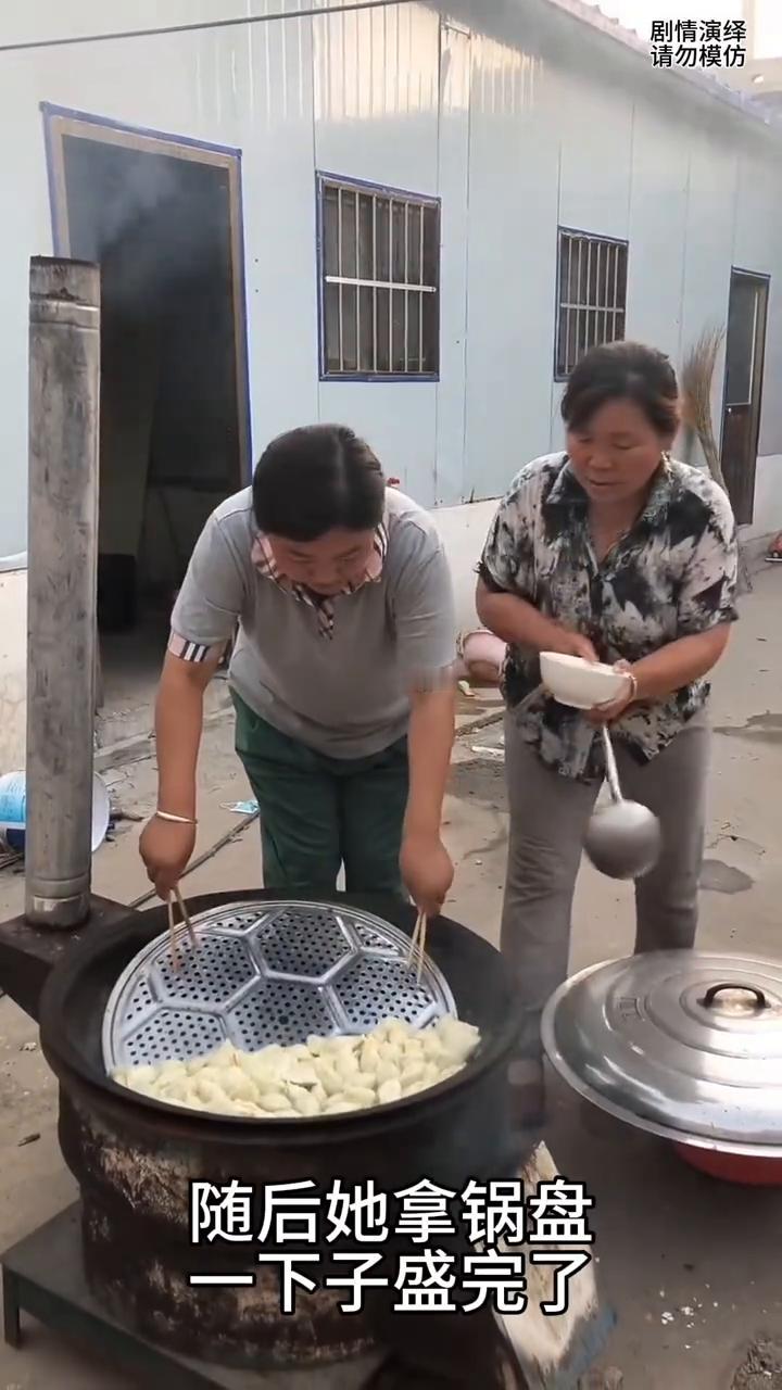 女子做好的饺子用勺子盛，下一秒另外女子巧妙用锅盘盛完了。
女子做好了一锅饺子，就