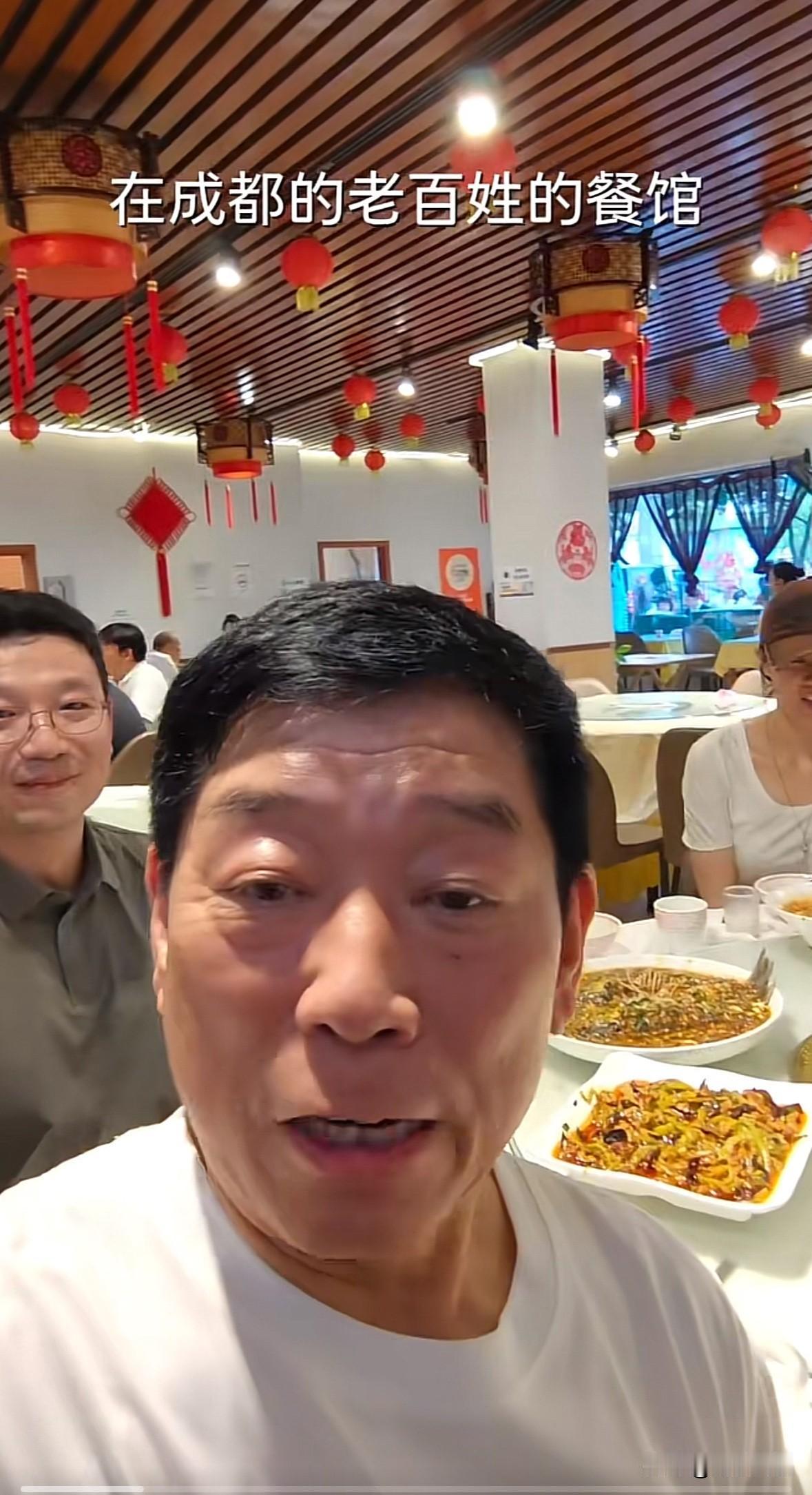 魏建军落地成都后，请团队工作人员在农家小餐馆吃饭，主打一个接地气，没有包间，没有