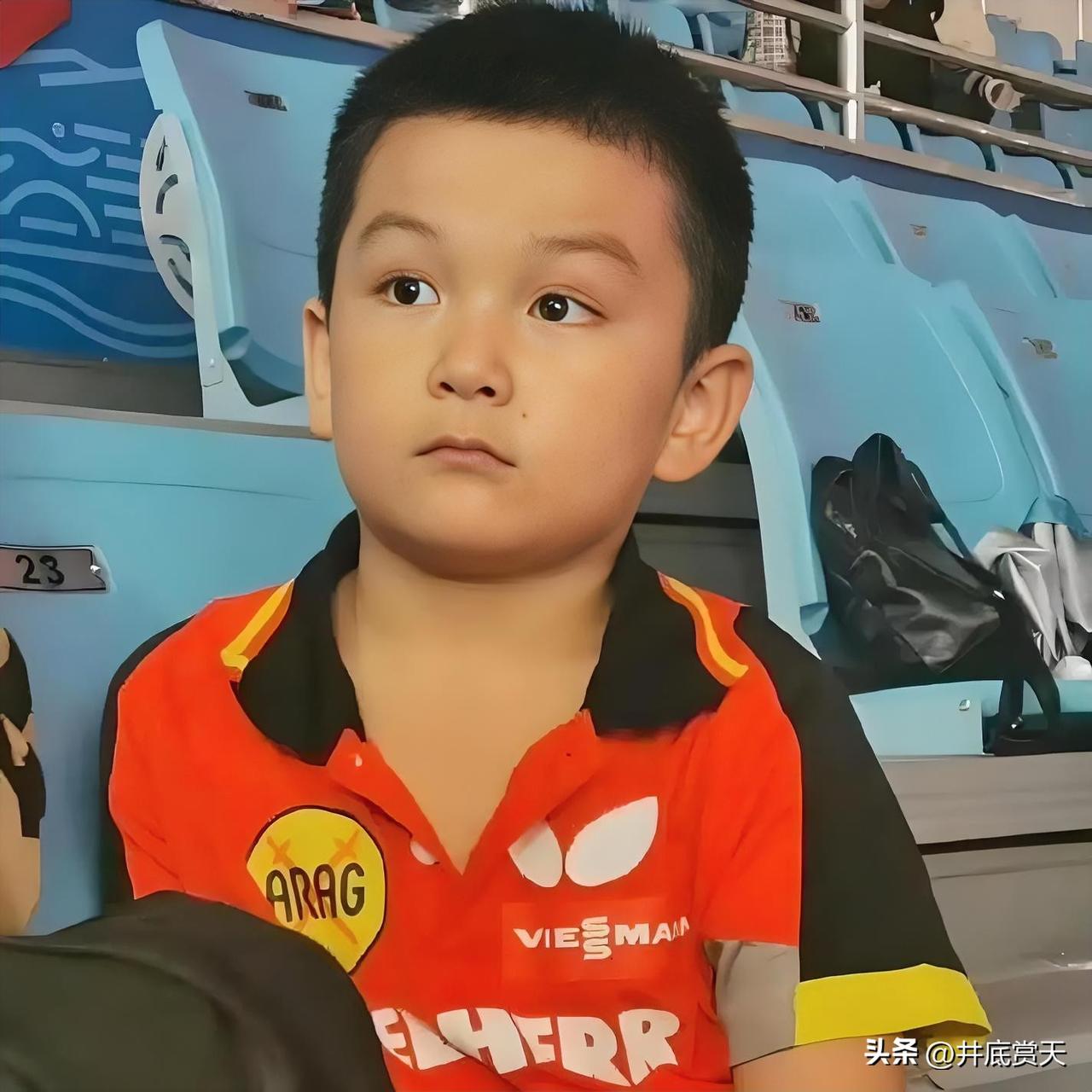 笑不活了！樊振东竟是“抠门”爸妈捡来的世界冠军。
 
谁能想到，如今的乒坛一哥樊