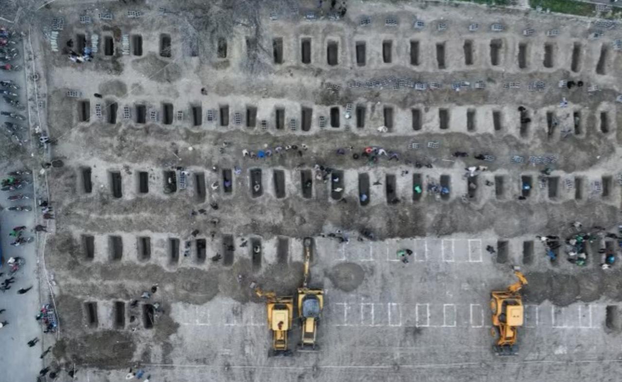 美媒披露伊朗南部小学遇袭事件责任指向。

本该回荡着读书声的校园，转眼沦为满目疮