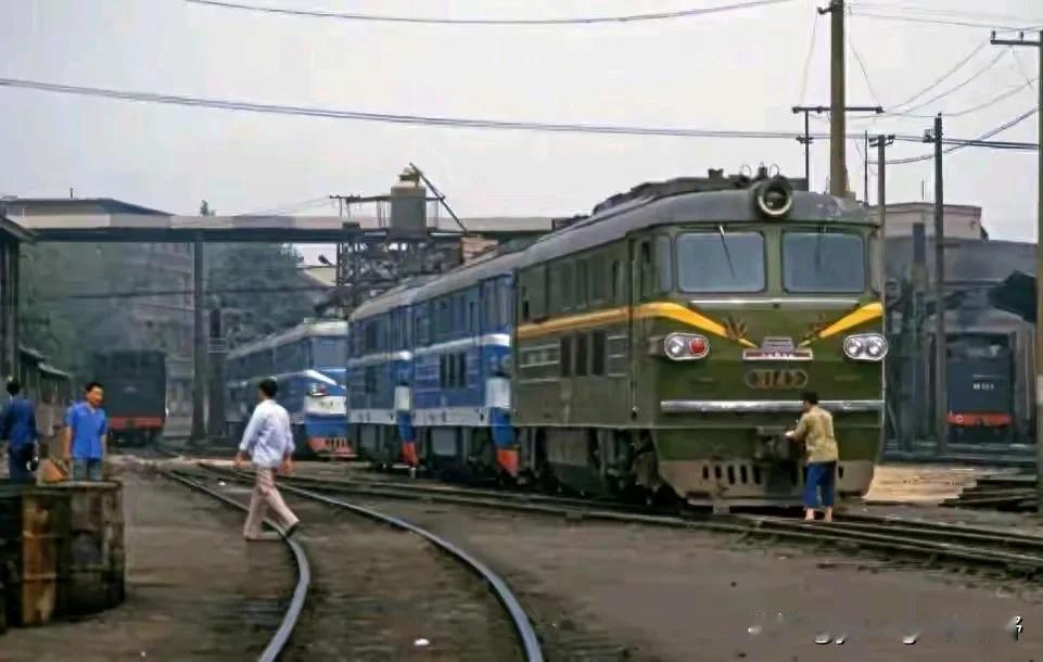 北京型内燃机车，二七机车厂生产的一款液力传动内燃机车。因机车只有四轴，且后期又生